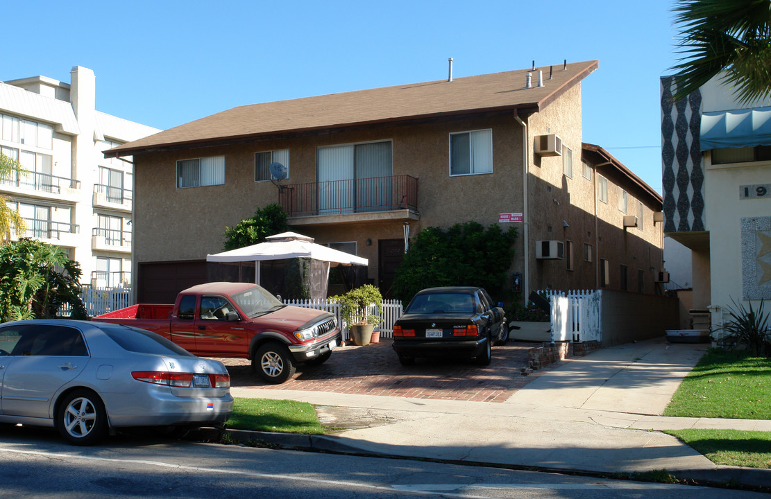 10722 Missouri Ave in Los Angeles, CA - Foto de edificio