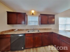 1037 Dwight Eisenhower Way in Clarksville, TN - Building Photo - Building Photo