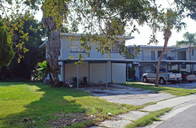 619 Sally Ln in Clearwater, FL - Foto de edificio - Building Photo