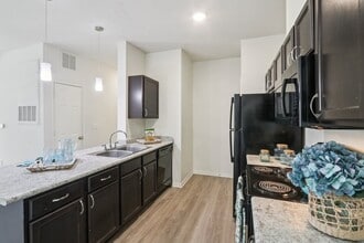 Tuckaway Apartment Homes in Cedar Park, TX - Foto de edificio - Building Photo