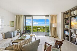 360 Ocean Dr in Key Biscayne, FL - Building Photo