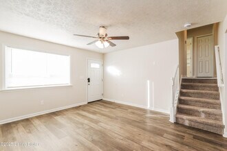 9420 Wood Hollow Rd in Louisville, KY - Foto de edificio - Building Photo
