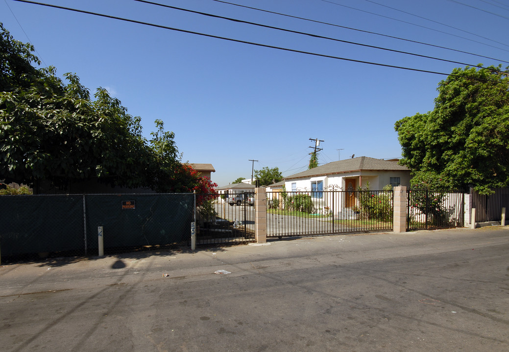 5016 E Cody Dr in Los Angeles, CA - Foto de edificio