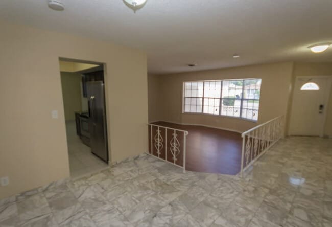 4986 NW 39th St in Lauderdale Lakes, FL - Foto de edificio - Building Photo