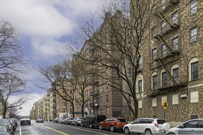 235 Seaman Ave in New York, NY - Building Photo - Building Photo