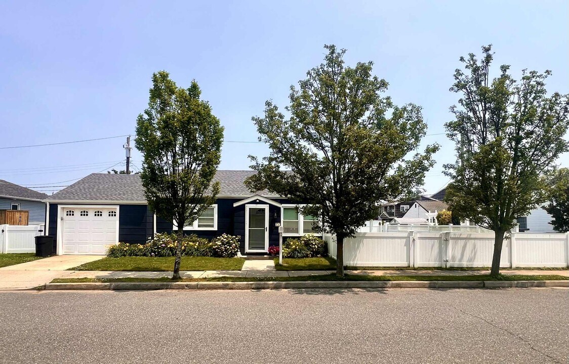 70 Dalton St in Long Beach, NY - Building Photo