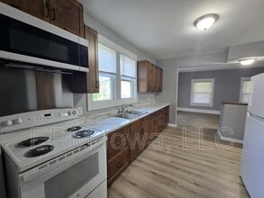 1901 Johnson Ave NW in Cedar Rapids, IA - Building Photo - Building Photo