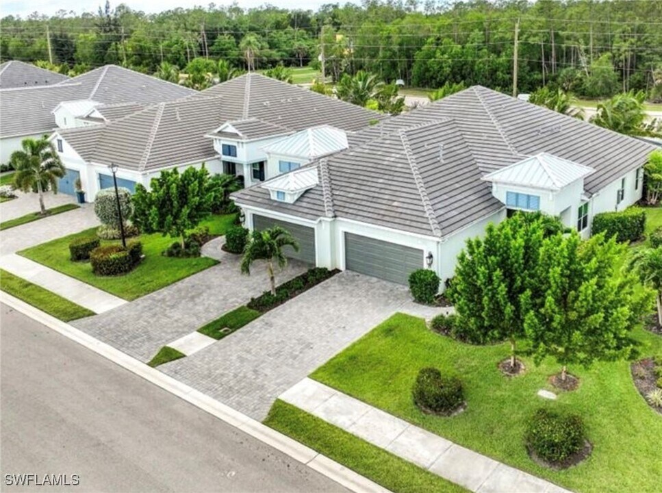 2313 Ariane Dr in Naples, FL - Building Photo