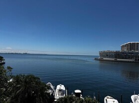 1632 S Bayshore Ct in Miami, FL - Building Photo