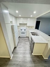 1133 E Alosta Ave, Unit B105 in Azusa, CA - Foto de edificio - Building Photo