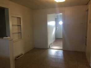 1923 E Ridgeway Ave in Waterloo, IA - Building Photo - Building Photo