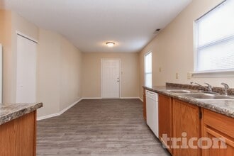 171 Declaration Dr in Greenwood, IN - Foto de edificio - Building Photo