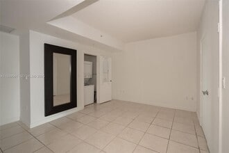 1900 N Bayshore Dr in Miami, FL - Building Photo - Building Photo