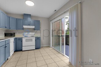 627 W Mercer Pl in Seattle, WA - Building Photo - Building Photo
