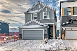 237 Lucas Place NW in Calgary, AB - Building Photo