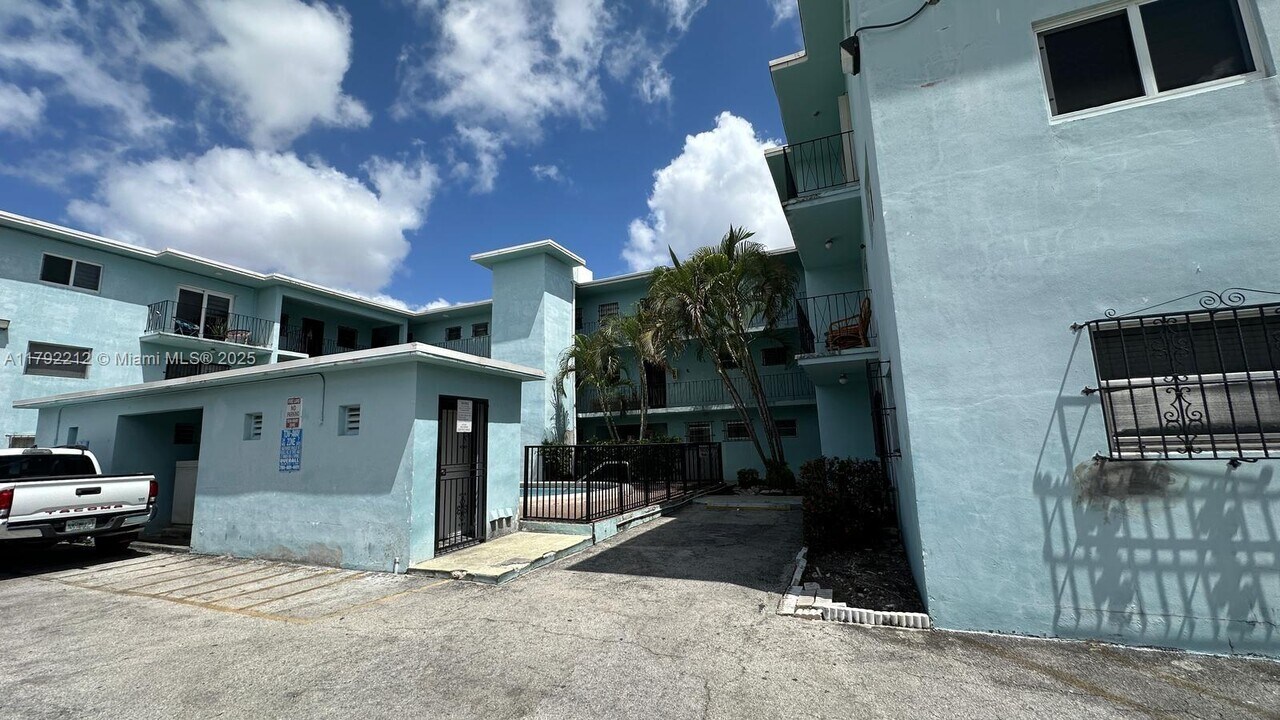 380 E 35th St in Hialeah, FL - Building Photo