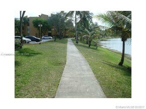 14211 N Kendall Dr in Miami, FL - Building Photo - Building Photo