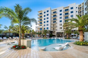 Manor Riverside in Tampa, FL - Building Photo