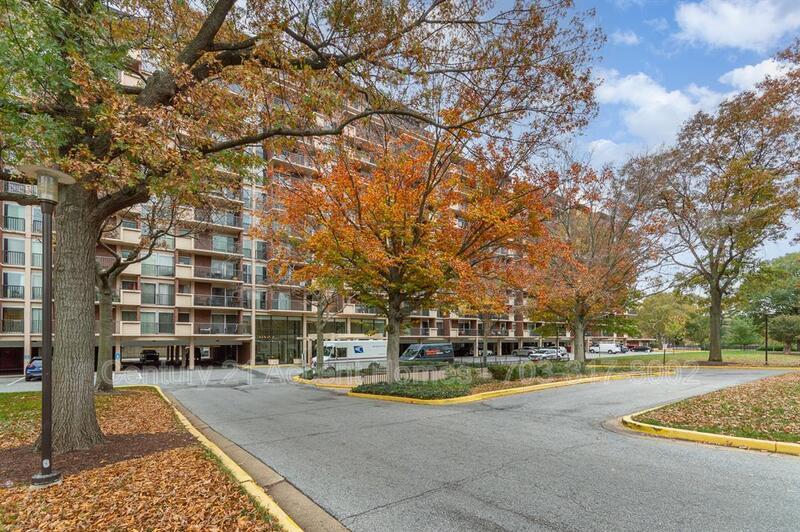 1300 Army Navy Dr in Arlington, VA - Building Photo