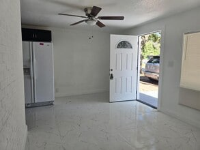 1813 Hacienda Way in Holiday, FL - Building Photo - Building Photo