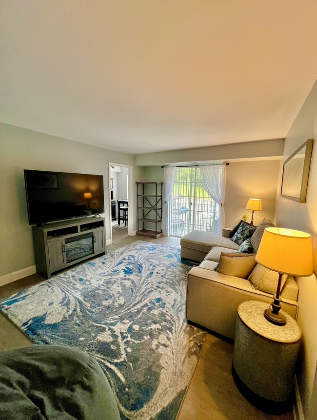 1531 Colonial Dr, Unit 201 in Woodbridge, VA - Building Photo - Building Photo