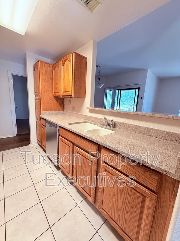 2550 E River Rd in Tucson, AZ - Building Photo - Building Photo