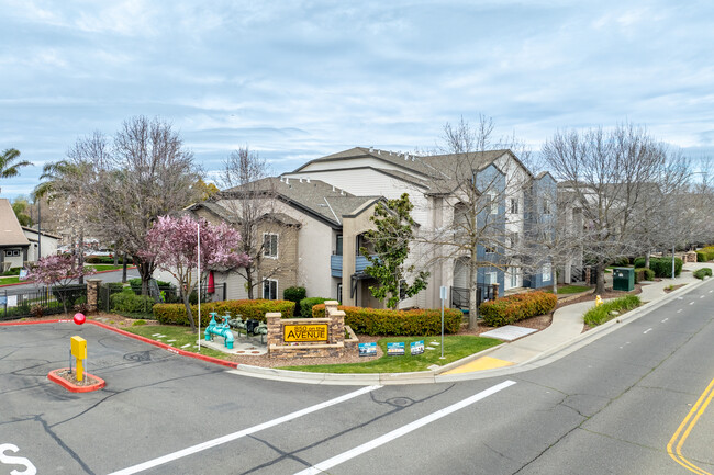850 on the Avenue in West Sacramento, CA - Foto de edificio - Building Photo