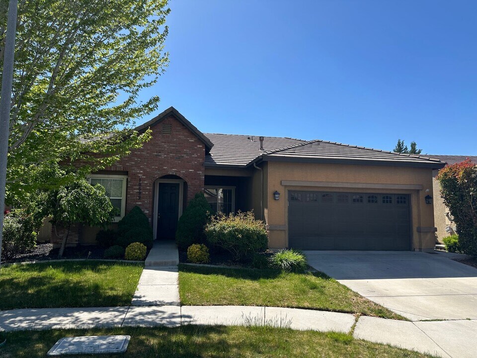 10599 Crystal Bay Dr in Reno, NV - Building Photo