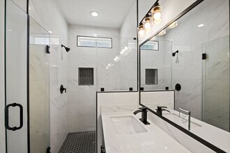 1071 St Clair St in Houston, TX - Building Photo - Building Photo