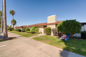 2121 E Almont Ave in Anaheim, CA - Foto de edificio - Primary Photo