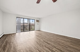 339 Oakland St, Unit 14 in Manchester, CT - Foto de edificio - Building Photo