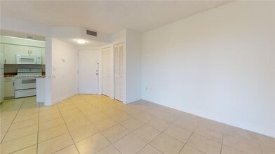 8215 SW 152nd Ave in Miami, FL - Building Photo - Building Photo