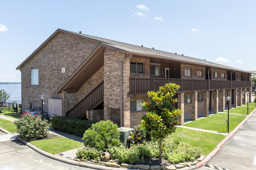 LakePointe in Montgomery, TX - Building Photo