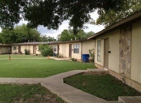 Brookview Duplex 6822 in San Antonio, TX - Building Photo
