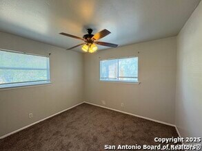 122 Oak Valley Dr in San Antonio, TX - Building Photo - Building Photo