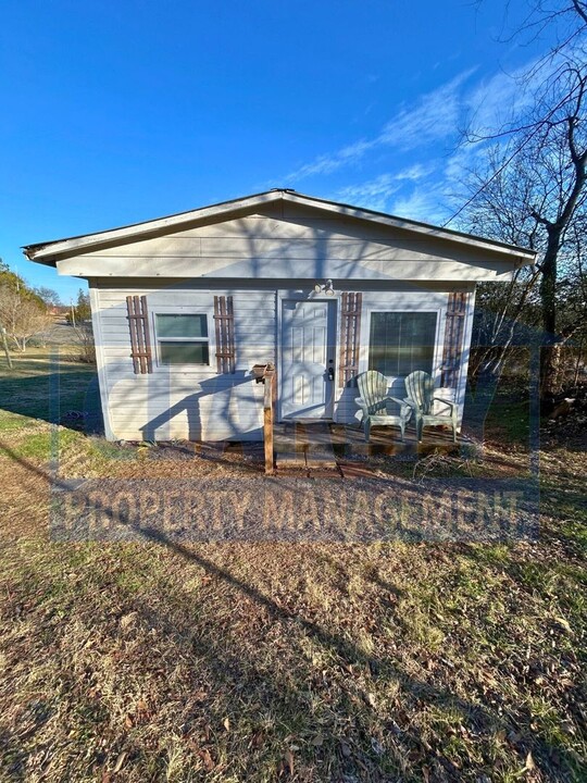 151 Church St in Calhoun, TN - Building Photo