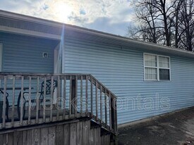 100 Boncarbo Ln in Hurricane, WV - Building Photo