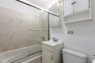 7552 S Essex Ave-Unit -52-1A in Chicago, IL - Foto de edificio - Building Photo