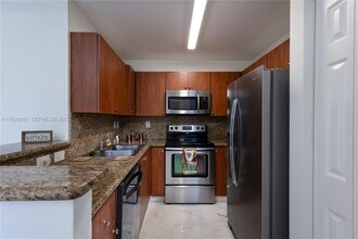 1009 SW 144th Ave in Pembroke Pines, FL - Building Photo - Building Photo