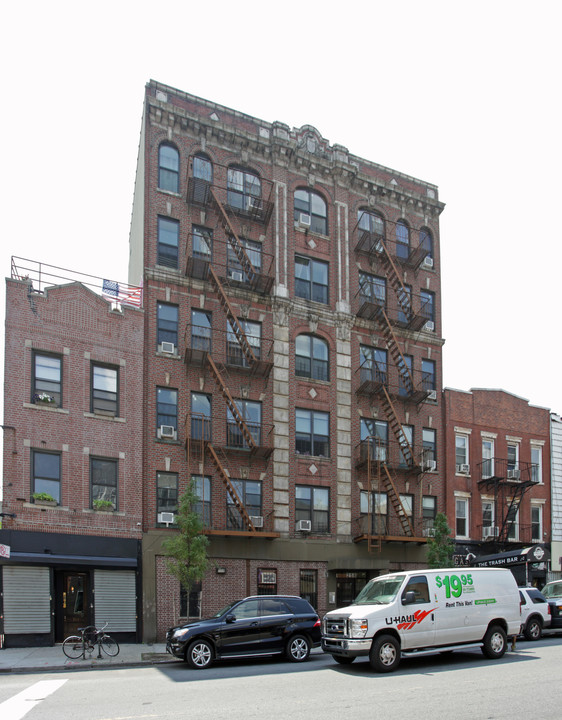 258 Grand St in Brooklyn, NY - Building Photo