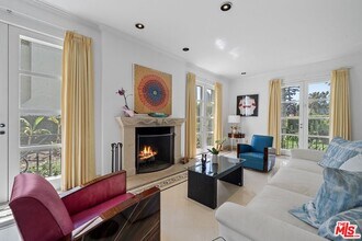 910 N Crescent Dr in Beverly Hills, CA - Building Photo - Building Photo