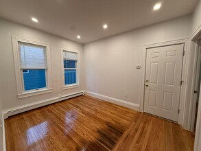 76 Oak St, Unit 2 in Somerville, MA - Foto de edificio - Building Photo