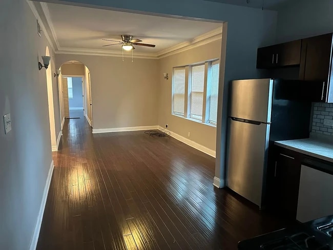 7839 S Saginaw Ave, Unit 2 in Chicago, IL - Building Photo - Building Photo