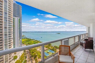 1717 N Bayshore Dr in Miami, FL - Building Photo - Building Photo
