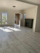1640 E 49th St, Unit 2 in Los Angeles, CA - Foto de edificio - Building Photo