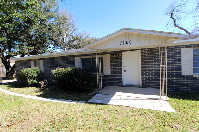 7160 N Palafox St in Pensacola, FL - Building Photo - Building Photo