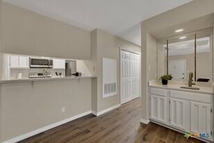 1202 Thorpe Ln in San Marcos, TX - Building Photo