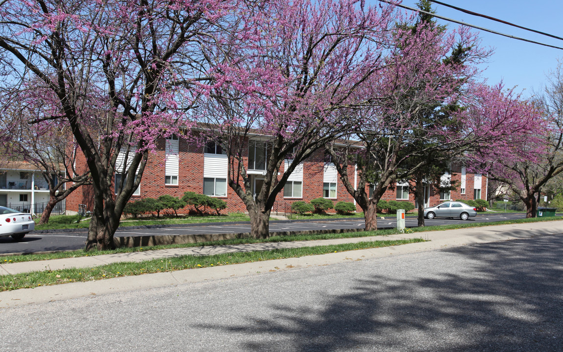 Royal Court Apartments in Overland Park, KS - Building Photo