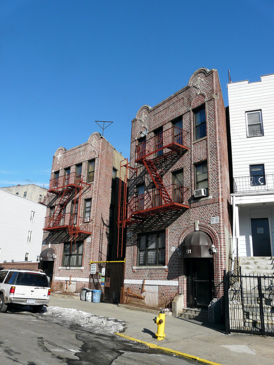 181 E 205th St in Bronx, NY - Building Photo