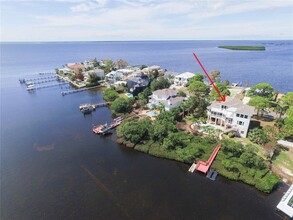 1661 Seabreeze Dr in Tarpon Springs, FL - Foto de edificio - Building Photo